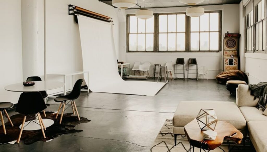 Hemmastudio med pappersbakgrund och ljusrigg – exempel på studiouppställning för foto